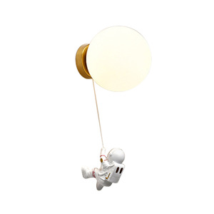 Lampe murale QiaoSheng en forme de lune, design astronaute LED, pour chambre d'enfant, chambre à coucher, éclairage de chevet - Product Image 5