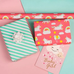 Rollo de Papel Decorativo Ecológico Reciclable con Diseño de Unicornio, Rojo con Estrellas y Nubes, Recubierto de PE por Ambos Lados, para Envolver Regalos - Product Image 4