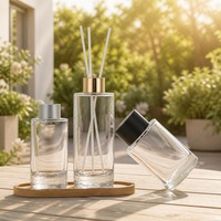 Ensemble de 3 flacons diffuseurs de parfum vides en verre transparent avec plateau en bois et bouchons dorés, argentés et noirs