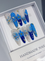 Uñas Acrílicas Hechas a Mano con Flores Azules en 3D, Uñas Almendradas con Degradado Azul y Blanco, Uñas Postizas con Líneas Plateadas y Cuentas de Diamantes de Imitación