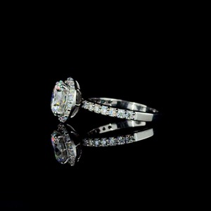 Bague en moissanite de qualité supérieure pour femmes, élégante pour fiançailles et mariage, disponible au meilleur prix du marché. - Product Image 3