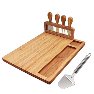 Planche à fromage en bambou avec 4 couteaux et un ensemble de spatules pour servir et couper - Product Image 1