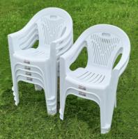 Vente en gros Chaise empilable en plastique blanche pour intérieur multicolore personnalisé Dossier empilable pour la maison Chaise avec accoudoir en plastique