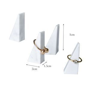 Présentoir de bijoux en marbre jaune - Product Image 5