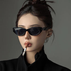 แว่นกันแดดทรงแคทอาย Little Red Book สำหรับผู้หญิง กรอบสีดำ PC ป้องกันรังสียูวี 400 แบบโพลาไรซ์ รุ่นที่ 3 ดีไซน์ช่วยให้ใบหน้าดูเรียว - Product Image 3