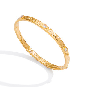 Bracelet martelé en or 18 carats avec diamants ronds incrustés, bijoux unisexes pour tous les jours - Product Image 5