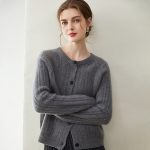 Nouveaux cardigans en laine de mouton à boutons, épais et élégants, personnalisables pour femmes - Style hiver pour femme de bureau - Product Image 4