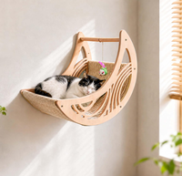 Système d'escalade pour chat moderne et peu encombrant, avec perchoir flottant en bois et découpes décoratives