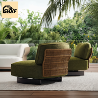 Ensemble de canapés d'extérieur en tissu bouclé moderne, causeuse incurvée, fauteuil pivotant, table basse ronde en pierre, accent en osier pour villa, patio, cour