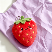 Nouveau design porte-clés en peluche fraise avec sac de courses pliable – Porte-clés fraise en peluche mignon avec sac à main, un best-seller