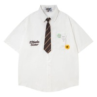 Chemise à manches courtes de style américain vintage avec lettres brodées et petits accents floraux ; Coupe ample décontractée pour couples, unisexe, été