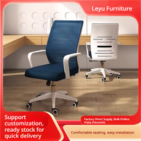 Chaise de bureau ergonomique en maille avec support lombaire et base pivotante au design minimaliste pour la maison et le bureau