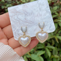 1 paire de boucles d'oreilles pendantes en plaqué or 18 carats, style classique, style vintage, incrusté de perles de cuivre et de zircons.