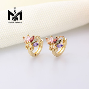 Pendientes Huggie de oro laminado de circonita <span class=keywords><strong>multicolor</strong></span> baratos al por mayor, joyería de latón de estilo clásico para mujer - Product Image 2