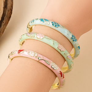 Bracelet unisexe style ethnique, plaqué or, en alliage de zinc émaillé, motif petite fleur rétro effet goutte d'huile, le plus vendu en usine, vente en gros - Product Image 1