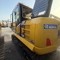 Excavatrice sur chenilles Komatsu PC130 d'occasion, de taille moyenne, idéale pour les travaux municipaux