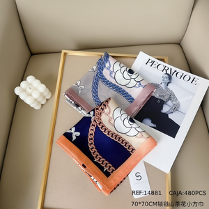 Écharpe carrée petite Camellia 70x70cm, accessoire de mode pour femme - Product Image 3