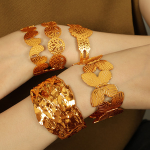 กำไลข้อมือลายฉลุรูปต้นไม้แห่งชีวิตผีเสื้อสีทองสไตล์ยุโรปอเมริกันย้อนยุค ทำจากไทเทเนียมสตีล เหมาะสำหรับทั้งชายและหญิง เป็นของขวัญ - Product Image 4