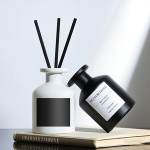 Thủy tinh Hương liệu hương thơm Gậy chai 100ml 150ml <span class=keywords><strong>200ml</strong></span> tùy chỉnh sang trọng màu đen thủy tinh rỗng hương thơm sậy khuếch tán chai - Product Image 1