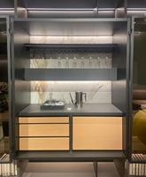 Meuble bar encastré de luxe en bois massif avec étagères éclairées par LED, écologique, extensible et rangement de bar dissimulé