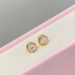 อาซูโอ ไฟน์ จิวเวลรี่ 18K ทองคำแท้สีเหลือง Au750 เพชรธรรมชาติแท้ ทรงบริลเลียนท์คัท 0.30 กะรัต ต่างหูแบบติดหูรูปดอกไม้ขนาดเล็กสุดคลาสสิก ของขวัญ - Product Image 3
