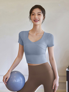 <span class=keywords><strong>T</strong></span>-<span class=keywords><strong>shirt</strong></span> de sport respirant à manches courtes et col en V pour <span class=keywords><strong>femme</strong></span>, coupe ajustée, extensible dans les quatre sens, idéal pour le yoga – Collection é<span class=keywords><strong>t</strong></span>é 2025 - Product Image 4