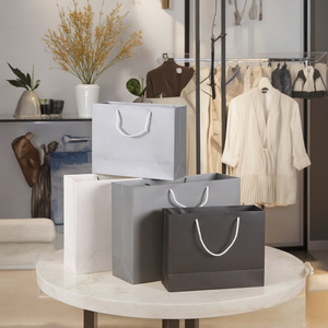 Bán buôn nghệ thuật sang trọng túi giấy quần áo giày vớ bán lẻ Quà Tặng biểu tượng tùy chỉnh thiết kế ribbon phụ kiện in offset sang trọng - Product Image 5