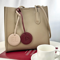En gros, Breloque de sac à dos ronde, Pendentif, Accessoires de voyage, Breloques de sac à main en PU tendance, Étiquette de bagage décorative
