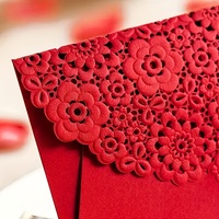 Enveloppes rouges de luxe découpées au laser sur mesure, avec fenêtre à motif floral ajouré, pour mariages, cadeaux de l'argent pour le Nouvel An et les fêtes.