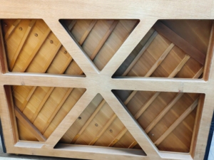 Piano Vertical Yamaha de 88 Teclas, Estilo Clásico, Teclas Contrapesadas, Tablero de Sonido de Madera Sólida, Montaje en Suelo YUA YU3 - Product Image 4