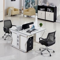 Meubles de bureau Shenzhen, bureau simple et moderne pour 4 employés avec séparateurs d'écran d'ordinateur et ensemble de chaises en bois