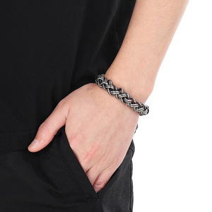 Pulseira Masculina de Cadeia Trançada Preta com Efeito Retro em Padrão de Cânhamo, Banho de Ouro 18k - Product Image 3