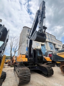 Excavatrice Hyundai 305LC-9T d'occasion en bon état, faible nombre d'heures, 30 tonnes, à vendre - Product Image 4