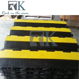Rampe de protection de câbles en caoutchouc de qualité supérieure pour extérieur et intérieur, rampe de protection de câbles portable en caoutchouc pour utilisation sur route et sur scène - Product Image 3