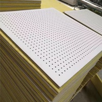 Panneau composite insonorisant ignifuge et résistant à l'humidité pour usage hôtelier en intérieur, réduction du bruit, plafond 100% polyester