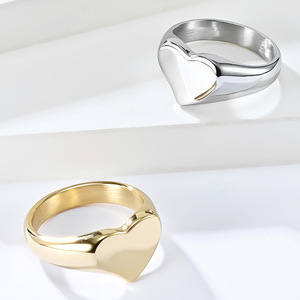 Anillo unisex de acero de titanio con forma de corazón, color oro y plata, joyería de boda, diseño minimalista para parejas - Product Image 1