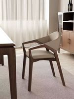Chaise de salle à manger en cuir moderne italienne avec accoudoirs et dossier de style scandinave, écologique et durable pour le mobilier de maison - Vente en gros