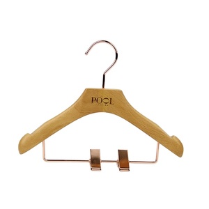 Vente chaude <span class=keywords><strong>Cintre</strong></span> pour bébé en bois naturel <span class=keywords><strong>Cintre</strong></span> pour <span class=keywords><strong>costume</strong></span> et manteau avec pinces métalliques - Product Image 4