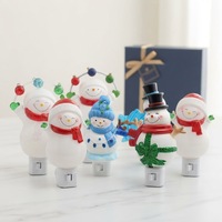 Veilleuse LED contemporaine en plastique ABS, motif Bonhomme de neige de Noël, à brancher, éclairage décoratif, contrôle par bouton/poussoir, lumière douce et chaude, pour bureau