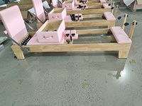 Machine de Pilates Reformer en bois de chêne rose, réglable, avec logo personnalisé, de haute qualité, pour l'entraînement physique et l'équilibre corporel en studio