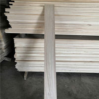 Prix de gros d'usine Planche et latte Revêtement vertical Bandes légères en bois Latte en bois