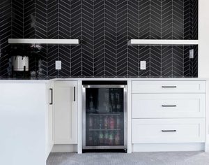 Meuble de bar à espresso foncé sur mesure CANA en gros avec porte en verre texturé et unités murales intégrant un casier à vin - Product Image 2