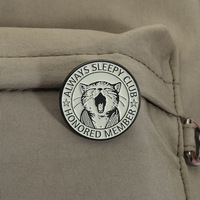 Broche en métal émaillé rigide avec motif chat endormi mignon et texte en relief, pour la décoration de vêtements et de sacs à dos