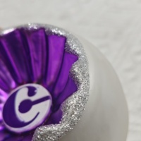 Réflecteur sphérique en verre violet à succès avec reflets argentés, idéal pour la décoration de Noël et des fêtes à la maison