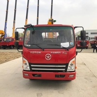 Camion-grue de chantier dédié au levage de matériaux de construction, à l'installation de structures en acier et au transport sur site