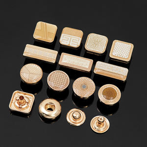 Thobe Abaya Árabe Dorado de Manga Larga con Logotipo Personalizado, Diseños Elegantes, Cierre de Cuatro Botones a Presión - Product Image 3