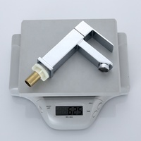 Robinet d'évier de salle de bains monté sur le pont, mitigeur à poignée unique chromé lavage à l'eau froide, corps en zinc, robinet de lavabo carré