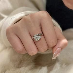 Anillo de Plata de Ley S925 con Diseño de Gota de Agua y Diamantes, Diseño Irregular y Aerodinámico de Alto Contenido de Carbono, Lujo Ligero, Noble Simplicidad - Product Image 3