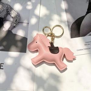 Porte-clés en cuir PU en forme de poney rembourré, breloque de sac cheval de dessin animé coloré, pendentif figurine animale mignonne avec fermoir en métal doré - Product Image 3