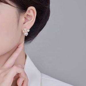 Pendientes de Botón de Lujo Ligero para Mujer, con Circonita Brillante, Diseño de Flor, Pétalo de Perla, Elegantes, Simples, Geométricos, de Cobre, para Regalo - Product Image 6